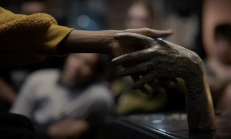 14 migliori film horror del 2023 da vedere Una scena di Talk to me