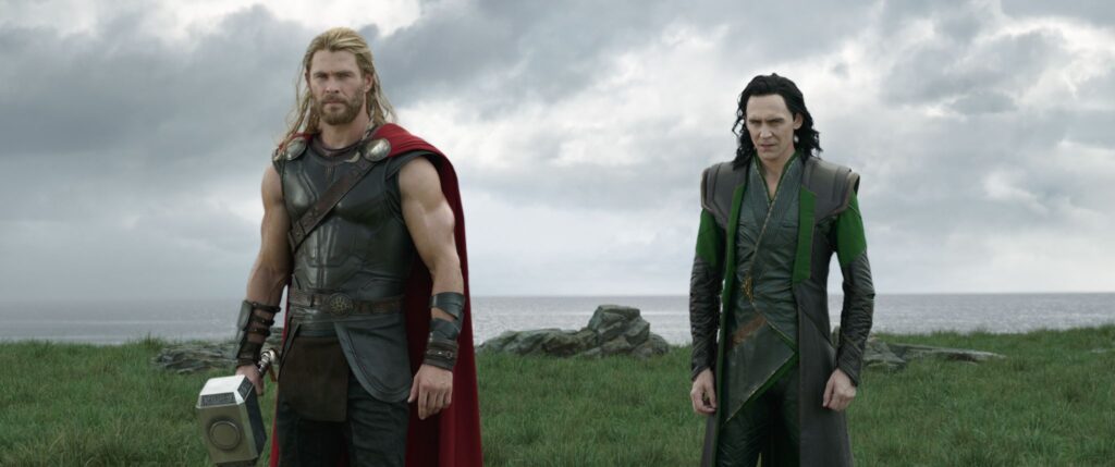 Chris Hemsworth e Tom Hiddleston in Thor: Ragnarok