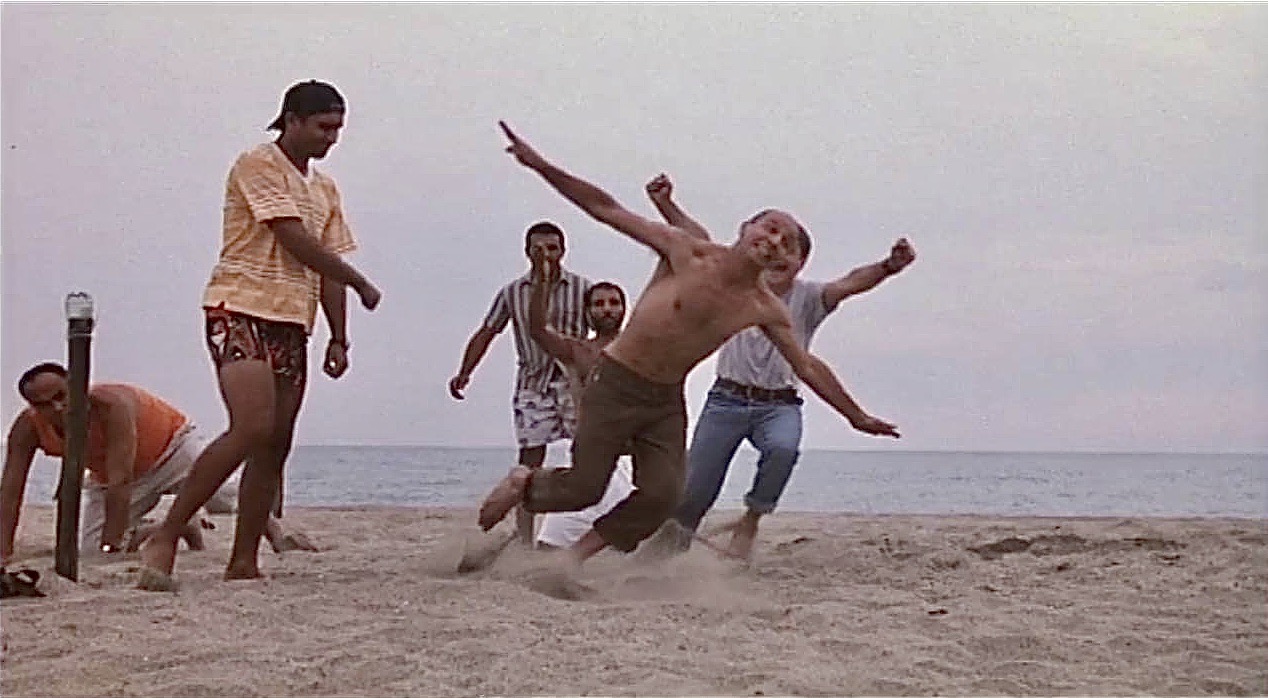 Una scena di tre uomini e una gamba