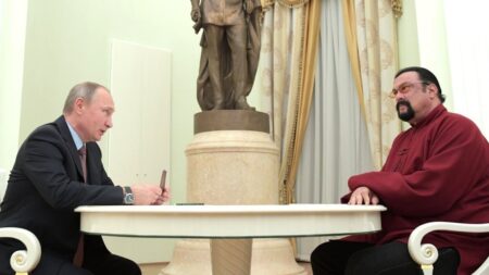 Steven Seagal premiato da Vladimir Putin per il suo “grande impegno umanitario” Steven Seagal