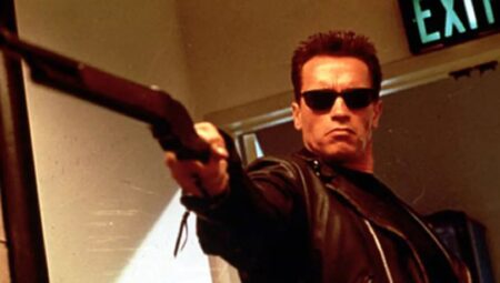Frame che ritrae Arnold Schwarzenegger in Terminator