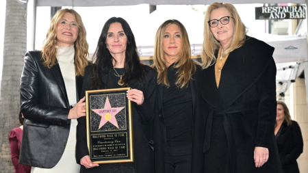 Friends, la reunion di Courtney Cox, Jennifer Aniston e Lisa Kudrow sulla Walk of Fame (FOTO)