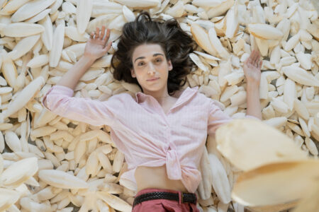 Romantiche, la recensione del film diretto ed interpretato da Pilar Fogliati Romantiche, Pilar Fogliati in una scena del film.