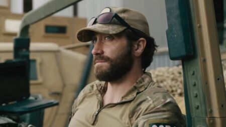 Frame che ritrae Jake Gyllenhaal in The Covenant