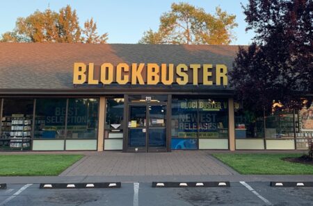 Fotografia che ritrae l'ultimo Blockbuster al mondo