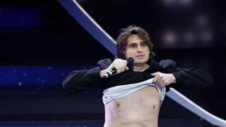 Sanremo 2023, Angelo Duro: il monologo “nudo” e crudo su puttane, tatuaggi e matrimoni Angelo Duro al Festival di Sanremo 2023, senza maglietta