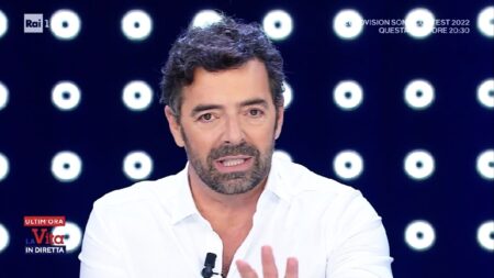 La vita in diretta, un ragazzo strappa il microfono dell’inviata a Sanremo 2023: ecco perché Alberto Matano