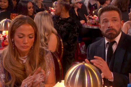 Fotografia che ritrae Jennifer Lopez e Ben Affleck ai Grammy 2023.