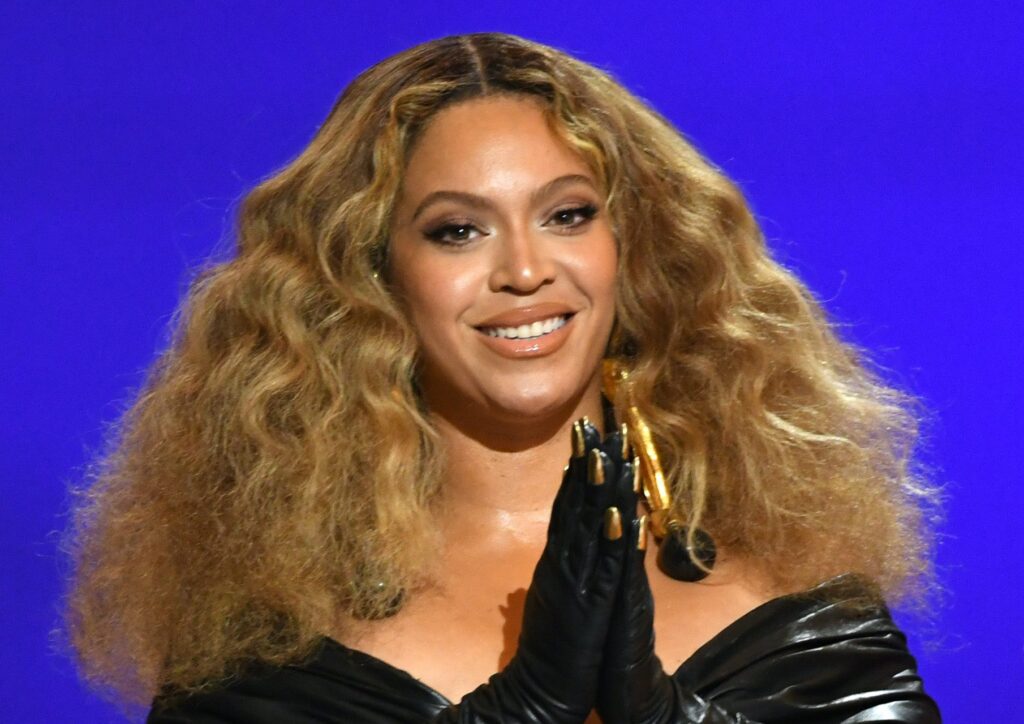 Beyoncé, la madre la difende dalle accuse di essersi schiarita la pelle: “Razzisti” Frame che ritrae Beyoncé