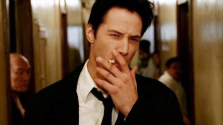 Frame che ritrae Keanu Reeves nei panni di Constantine
