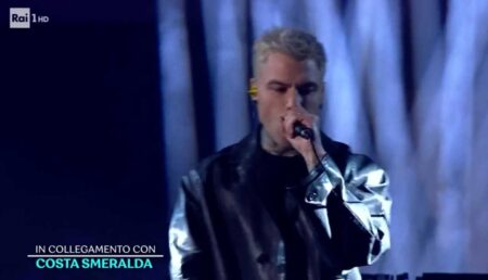 Sanremo 2023, Fedez e la foto di Galeazzo Bignami vestito da Hitler (VIDEO) Fedez