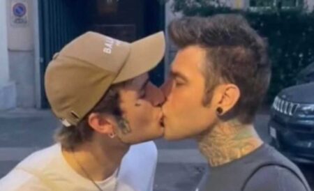 Fedez aveva già baciato Rosa Chemical, prima di Sanremo 2023 (FOTO) Rosa Chemical e Fedez