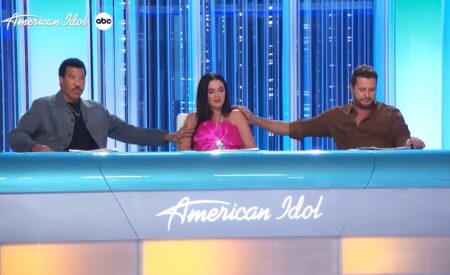 Katy Perry piange in diretta tv per una strage in un liceo: “Questo paese ha fallito” katy perry luke bryan lionel richie