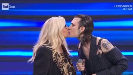 Bacio tra Mara Venier e Rosa Chemical