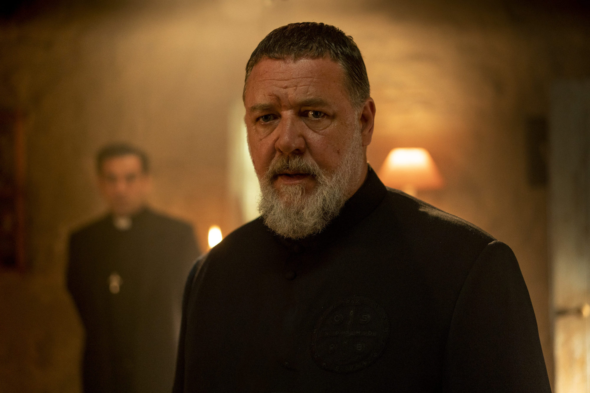 Frame che ritrae Russell Crowe ne L'esorcista del papa