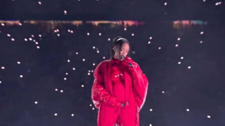 Rihanna incinta, al Super Bowl 2023 in abito rosso e col pancione (VIDEO) Rihanna