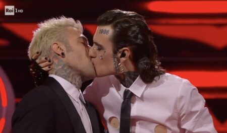 Sanremo 2023: Rosa Chemical e Fedez, il bacio (e capezzoli) sul palco (VIDEO)