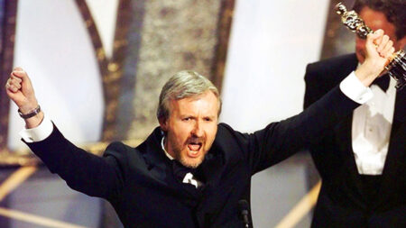 James Cameron in mostra a Torino: le date e i biglietti per vedere i cimeli rari dei suoi film James Cameron trionfante durante la notte degli Oscar.