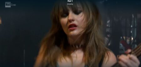 Sanremo 2023, Victoria dei Maneskin si è fatta castana ecco il nuovo look (FOTO) Victoria De Angelis Maneskin castana