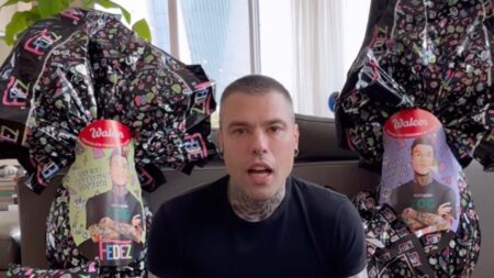 Fedez e le beneficenza con le uova di Pasqua: “Guadagno il 10%, ma donati già 60mila euro” Fedez