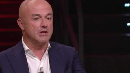 Gianluigi Nuzzi sul volo Londra-Milano, annuncio incredibile: “Qualcuno scenda” (VIDEO) Gianluigi Nuzzi