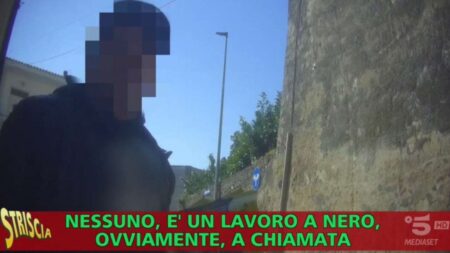 Striscia la Notizia, Luca Abete a Napoli per il servizio sul volantinaggio (VIDEO) Luca Abete Striscia