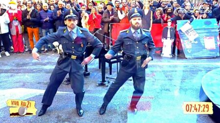 Heather Parisi, la Guardia di Finanza balla Cicale in tv: la gag a Viva Rai 2 (VIDEO) Viva Rai 2