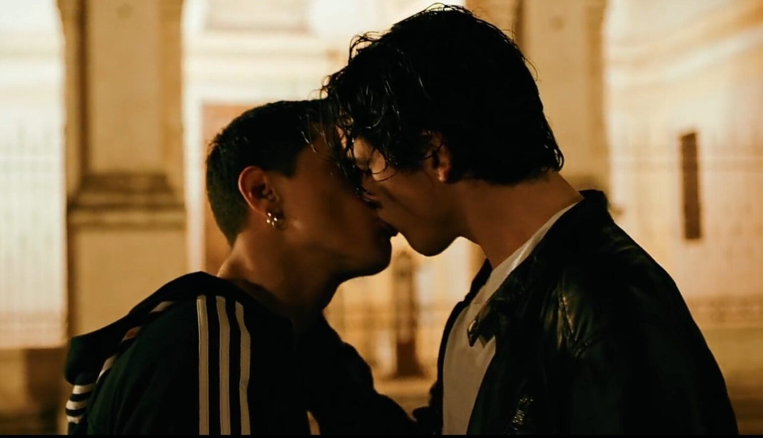 Il bacio gay di Tananai in un video