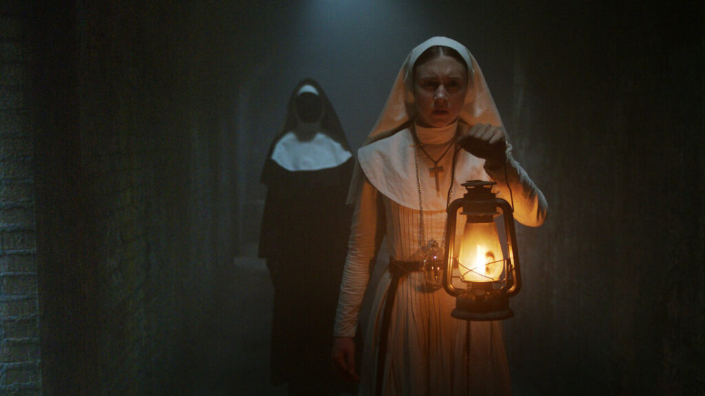 Taissa Farmiga (nel film Suor Irene) in una scena di The Nun - L'evocazione del male.