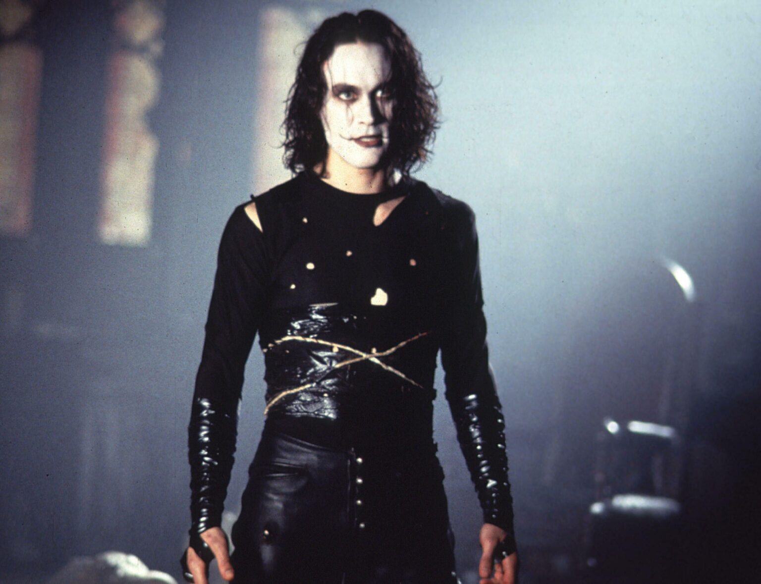 Brandon Lee ne Il Corvo, una scena del film