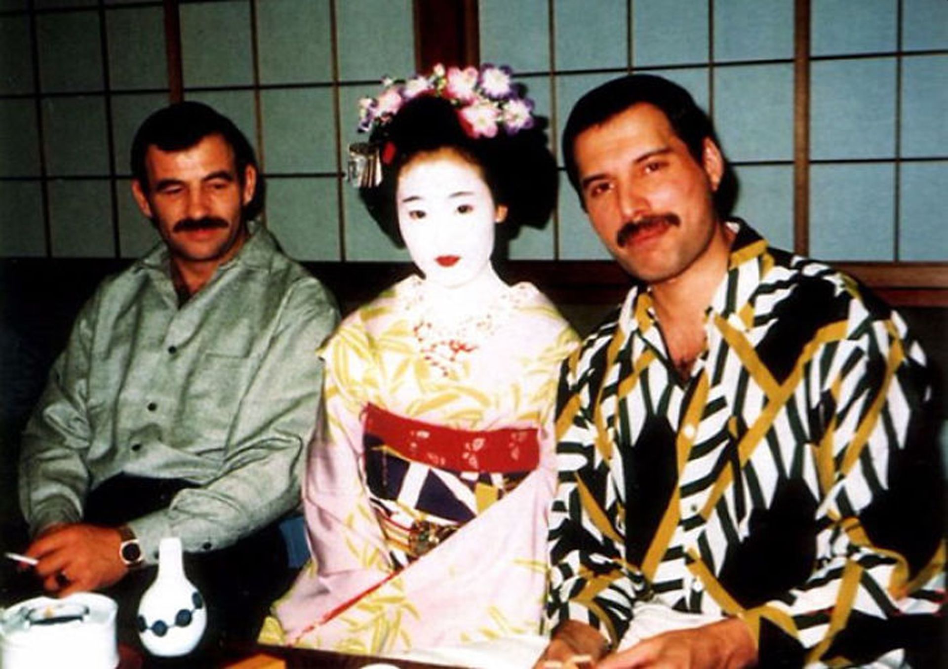 Freddie Mercury e Jim Hutton con una geisha in Giappone