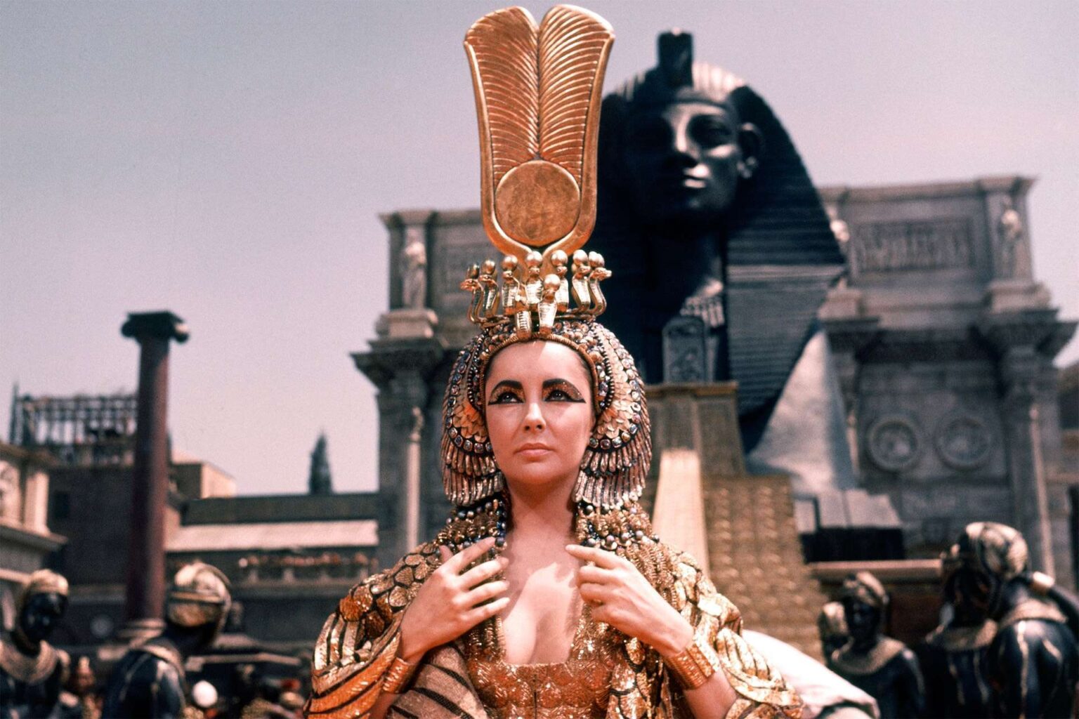 Tempeste, litigi e scenografie affondate: i film nati nel disastro Una scena di Cleopatra (20th Century Fox.)