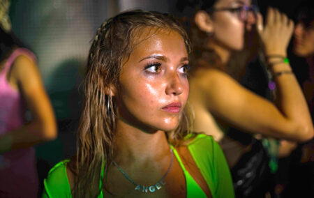 Mia McKenna-Bruce in una scena del film How To Have Sex