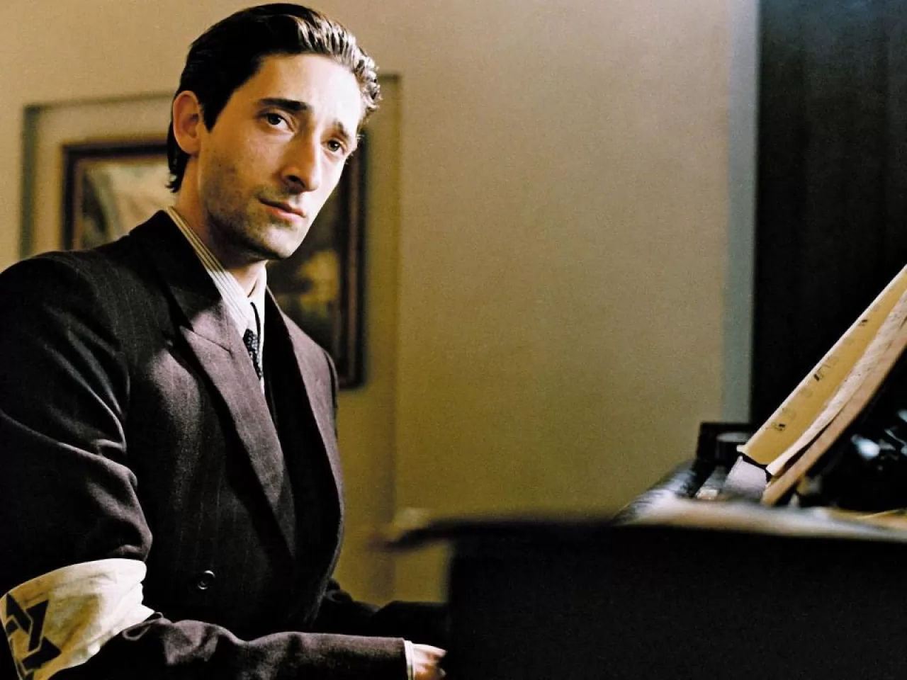 Adrien Brody in una scena del film Il pianista.