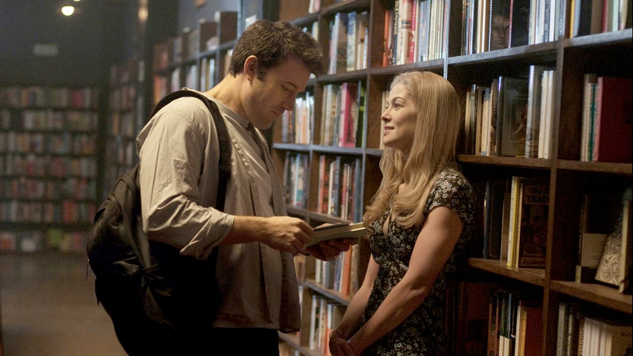 Ben Affleck e Rosamunde Pike in una scena di L'amore bugiardo - Gone Girl