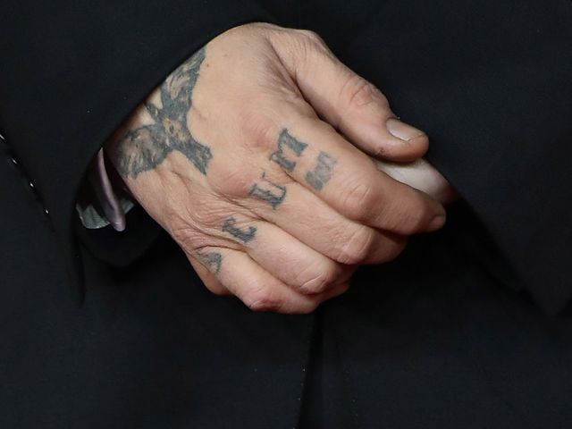 Il tatuaggio sulle nocche di Johnny Depp, Scum - feccia - dedicato alla ex moglie