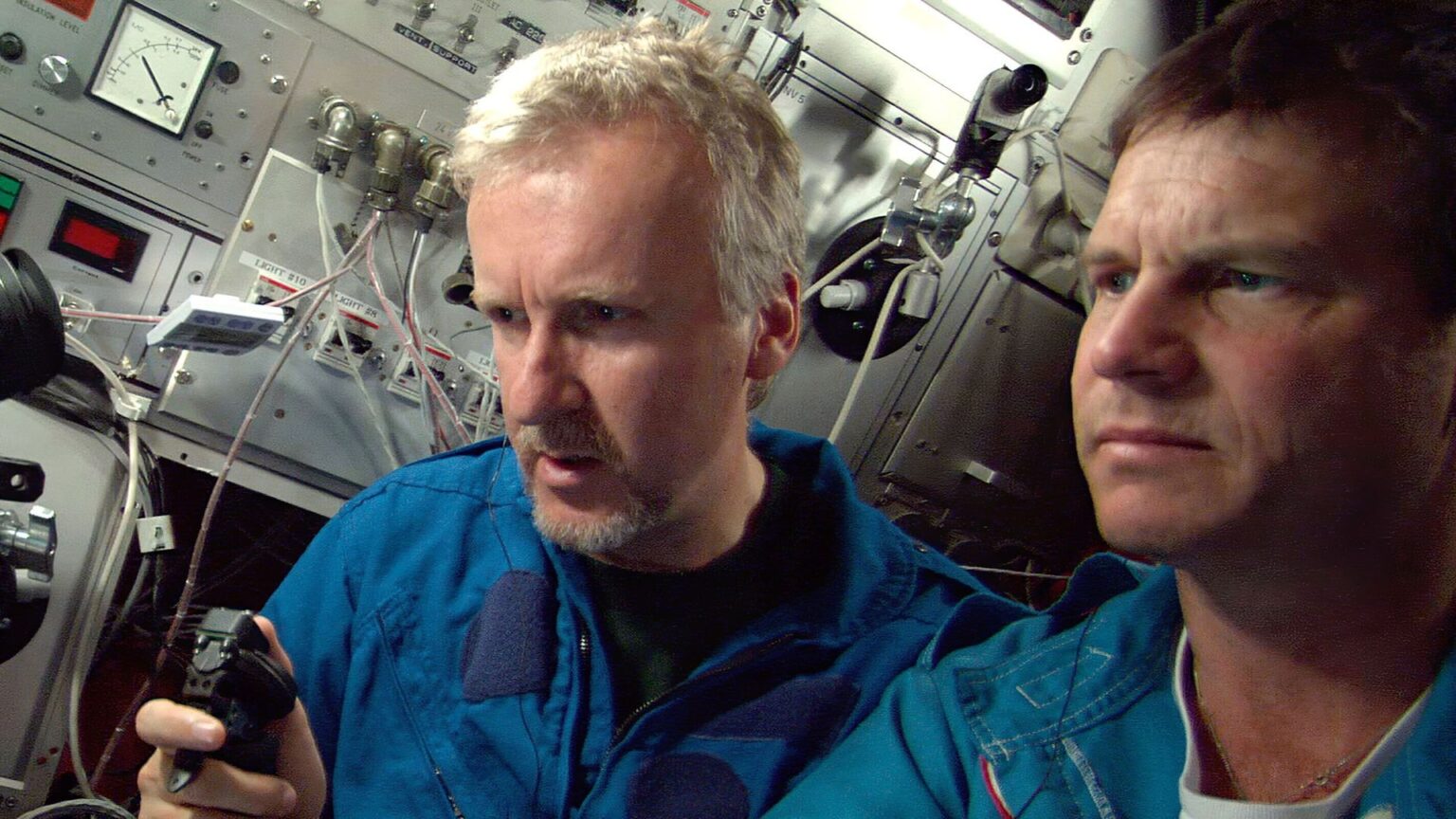 Titanic: James Cameron e la sua immersione col sottomarino, l’11 settembre 2001 James Cameron in Ghosts Of The Abyss,
