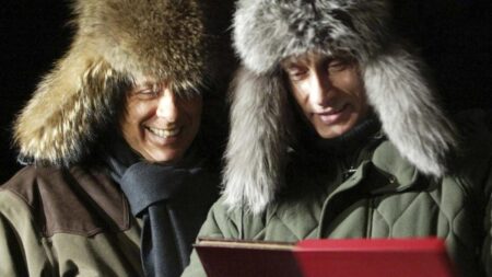 Silvio Berlusconi e Vladimir Putin col colbacco