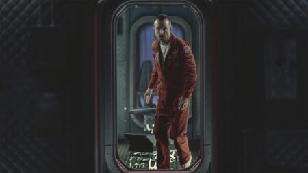 Cliff si muove nell'astronave in Beyond the sea