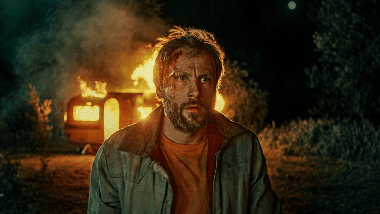 Max Riemelt nella serie tv Il cane che dorme