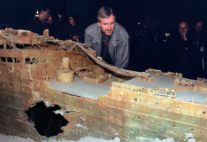 Il regista James Cameron guarda un modello del Titanic in una mostra in Germania nel 1998. 