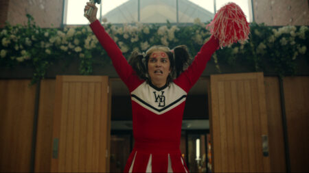 Joan vestita da Cheerleader in chiesa