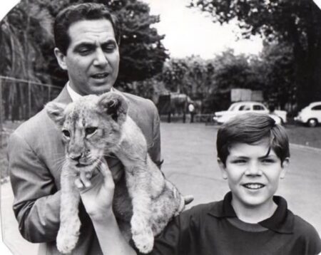 Chi è Roberto Mantoni, il figlio di Corrado: le foto e le voci sul figlio segreto Corrado Mantoni e suo figlio Roberto con un leoncino