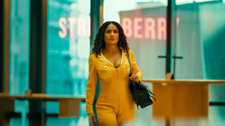 Salma Hayek vestita di giallo nella sesta stagione di Black Mirror