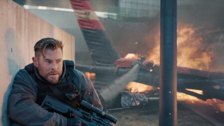 Tyler Rake 2, recensione del sequel Netflix con Chris Hemsworth Una scena di Tyler Rake 2