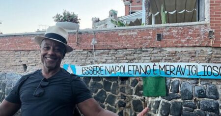 Foto che ritrae Giancarlo Esposito a Napoli