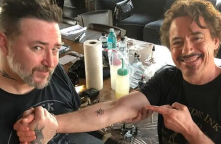Fotografia che ritrae Robert Downey Jr. con il tatuaggio degli Avengers