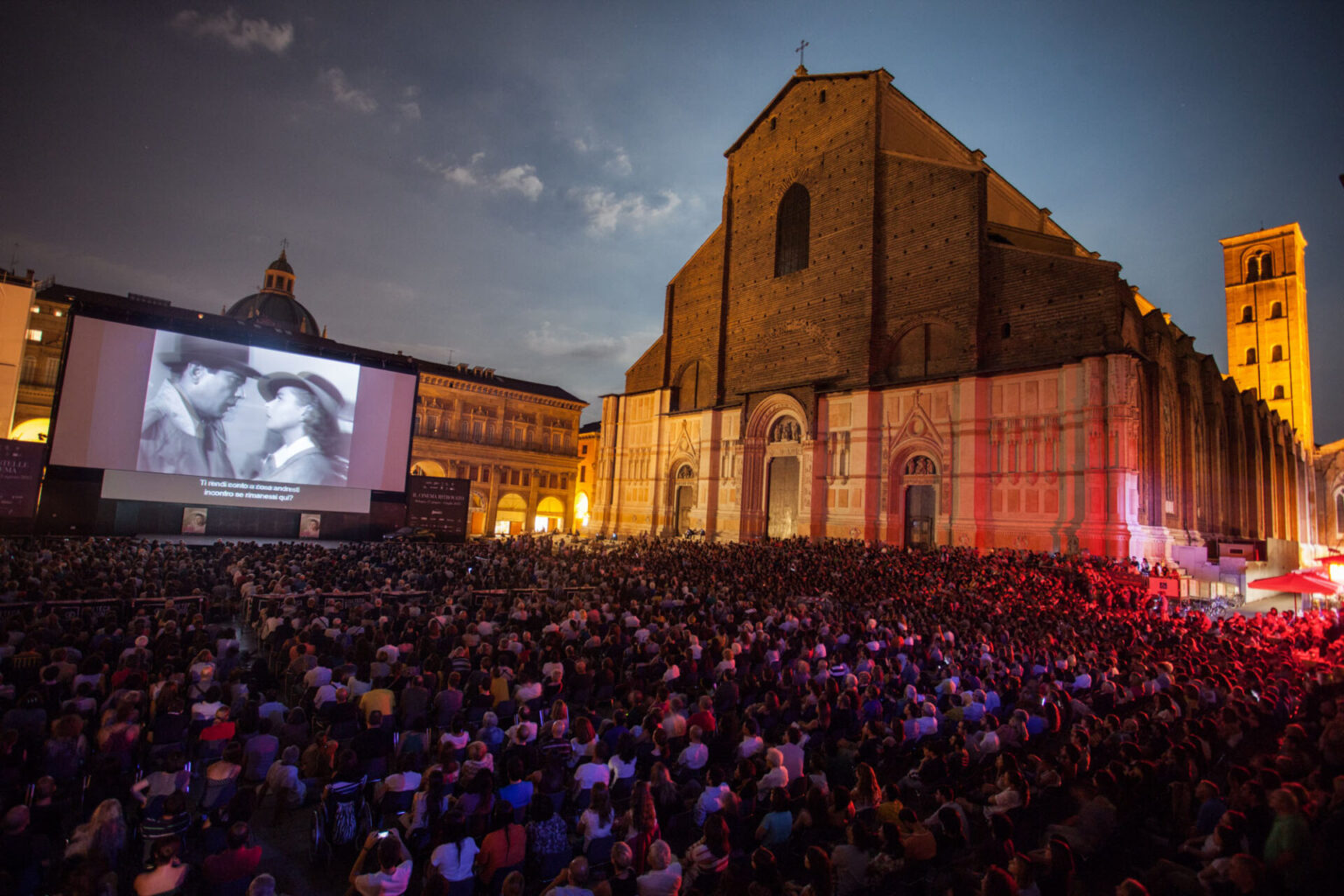 Una proiezione del Cinema Ritrovato in Piazza Maggiore