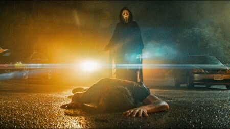 Ghostface si avvicina a una vittima in Scream 5