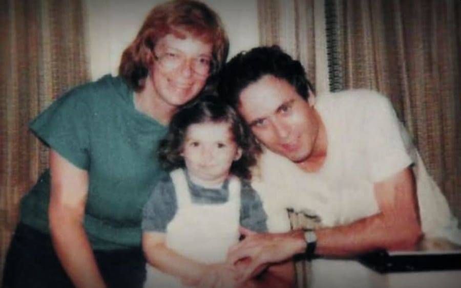 Ted Bundy con l'ex moglie Carole Ann Boone e la figlia Rose Bundy.